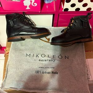 Mikoleón leather girl books size 25